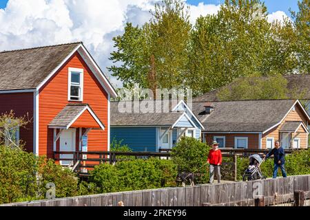 Les gens qui marchent le long du front de mer de Steveston sous le contrôle des inondations Barrière en Colombie-Britannique Canada Banque D'Images