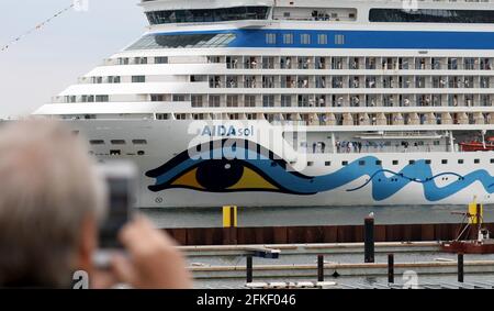 01 mai 2021, Mecklembourg-Poméranie occidentale, Warnemünde : l'équipage se tient à bord et se déchaîne alors que l'« AIDAsol » quitte la station balnéaire de la mer Baltique après un séjour d'une semaine au terminal de croisière. Le navire a visité Warnemünde sans passagers pour des raisons de corona et a testé le nouveau système d'alimentation terrestre, qui sera en mesure de fournir de l'électricité aux navires de croisière à l'avenir. Photo: Bernd Wüstneck/dpa-Zentralbild/dpa Banque D'Images