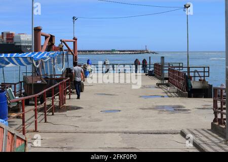 05 octobre 2017 ; San Antonio, Chili ; personnes bénéficiant de la vue sur la jetée du port de San Antonio Banque D'Images