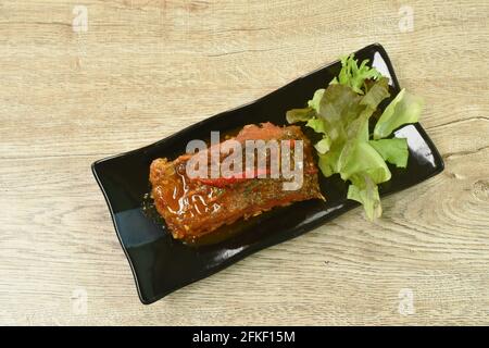 faire frire la vinaigrette au poisson frit à la mangue, épicée et sucrée plaque Banque D'Images
