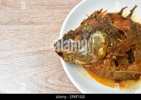 faire frire la vinaigrette au poisson frit à la mangue, épicée et sucrée plaque Banque D'Images