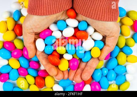 Bonbons colorés entre les mains de la femme. EID Moubarak Banque D'Images