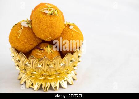 Motichur Laddu également appelé Motichoor Ladoo décoré dans le Golden Dessert Bowl. Meetha Laddoo est servi à Dieu dans les festivals indiens comme Holi Pooja Diwali Banque D'Images