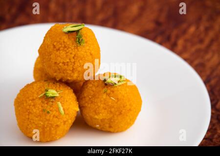 Motichur Laddu aussi appelé Motichoor Ladoo est fait de la farine de Gram Bengale freurée à Shuddha Desi ghee. Meetha Laddoo est servi à des occasions comme Ho Banque D'Images