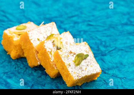 Célèbre Indien Mithai Moong Dal Burfi Barfee ou Meetha Mung Daal Barfi fait de farine de Gram jaune à Desi ghee Mélange avec Mawa Pistachio et Doodh Khoya Banque D'Images