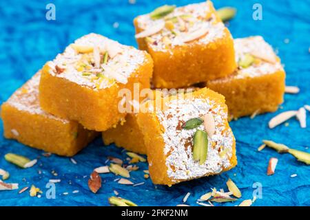 Célèbre Indien Mithai Moong Dal Burfi ou Meetha Mung Daal Barfi Barfee fait de farine de Gram jaune à Desi ghee Mélange avec Mawa Pistachio et Doodh Khoya Banque D'Images