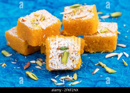 Indian Mithai Moong Dal Burfi ou Meetha Mung Daal Barfi Barfee est surtout apprécié à des occasions comme Holi Diwali et Eid en Inde. Empilées et décorées Banque D'Images