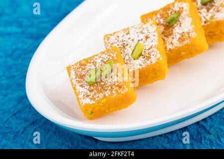 Occasions spéciales et fête Dessert Moong Dal Burfi ou Meetha Mung Daal Barfi Barfee Mithai fait de lentilles jaunes Mava Pistachio et Doodh Khoya. T Banque D'Images