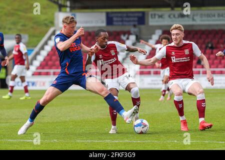 NORTHAMPTON, ANGLETERRE. 1ER MAI : le Mickel Miller de Northampton Town est défié par Daniel Ballard de Blackpool lors de la première moitié du match de la Sky Bet League One entre Northampton Town et Blackpool au PTS Academy Stadium, Northampton, le samedi 1er mai 2021. (Credit: John Cripps | MI News) Credit: MI News & Sport /Alay Live News Banque D'Images