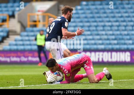 LONDRES, ROYAUME-UNI. LE 1ER MAI le Max O'Leary de Bristol City satire le ballon lors du match de championnat Sky Bet entre Millwall et Bristol City à la Den, Londres, le samedi 1er mai 2021. (Credit: Ivan Yordanov | MI News) Credit: MI News & Sport /Alay Live News Banque D'Images