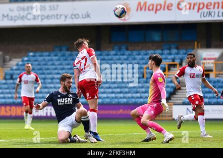 LONDRES, ROYAUME-UNI. 1ER MAI Tom Bradshaw de Millwall bataille pour possession avec Tomas Kalas de Bristol City et Max O'Leary de Bristol City pendant le match de championnat Sky Bet entre Millwall et Bristol City à la Den, Londres, le samedi 1er mai 2021. (Credit: Ivan Yordanov | MI News) Credit: MI News & Sport /Alay Live News Banque D'Images