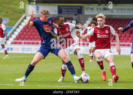 NORTHAMPTON, ANGLETERRE. 1ER MAI : le Mickel Miller de Northampton Town est défié par Daniel Ballard de Blackpool lors de la première moitié du match de la Sky Bet League One entre Northampton Town et Blackpool au PTS Academy Stadium, Northampton, le samedi 1er mai 2021. (Credit: John Cripps | MI News) Credit: MI News & Sport /Alay Live News Banque D'Images