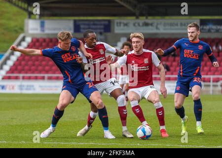 NORTHAMPTON, ANGLETERRE. 1ER MAI : le Mickel Miller de Northampton Town est défié par Daniel Ballard de Blackpool lors de la première moitié du match de la Sky Bet League One entre Northampton Town et Blackpool au PTS Academy Stadium, Northampton, le samedi 1er mai 2021. (Credit: John Cripps | MI News) Credit: MI News & Sport /Alay Live News Banque D'Images