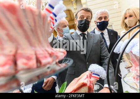 Le président français Emmanuel Macron, le PDG de Rungis Market Stephane Layani et Brigitte Macron lors de la cérémonie traditionnelle du Lily of the Valley au palais de l'Elysée, le 1er mai 2021 à Paris, France. Photo de Jacques Witt/Pool/ABACAPRESS.COM Banque D'Images