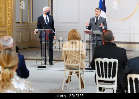Stephane Layani, PDG de Rungis Market, Brigitte Macron et le président français Emmanuel Macron lors de la cérémonie traditionnelle du Lily of the Valley au palais de l'Elysée, le 1er mai 2021 à Paris, France. Photo de Jacques Witt/Pool/ABACAPRESS.COM Banque D'Images
