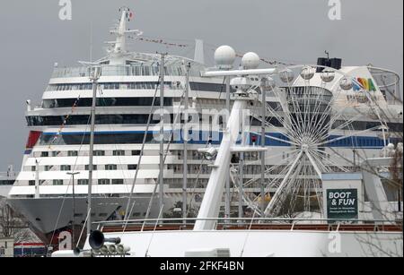 01 mai 2021, Mecklembourg-Poméranie occidentale, Warnemünde: L'AIDAsol quitte la station balnéaire de la mer Baltique après un séjour d'une semaine au terminal de croisière. Le navire a visité Warnemünde sans passagers pour des raisons de corona et a testé le nouveau système d'alimentation terrestre, qui sera en mesure de fournir de l'électricité aux navires de croisière à l'avenir. Photo: Bernd Wüstneck/dpa-Zentralbild/ZB Banque D'Images