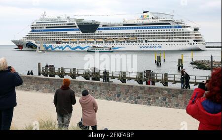 01 mai 2021, Mecklembourg-Poméranie occidentale, Warnemünde : les spectateurs regardent le départ de l''AIDAsol', qui quitte la station balnéaire de la mer Baltique après un séjour d'une semaine au terminal de croisière. Le navire a visité Warnemünde sans passagers en raison de corona et a testé le nouveau système d'alimentation terrestre, qui sera en mesure de fournir de l'électricité aux navires de croisière à l'avenir. Photo: Bernd Wüstneck/dpa-Zentralbild/ZB Banque D'Images