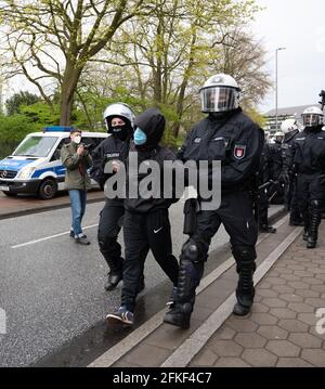 Hambourg, Allemagne. 1er mai 2021. Les policiers prennent un manifestant en garde à vue. Credit: Daniel Reinhardt/dpa/Alay Live News Banque D'Images