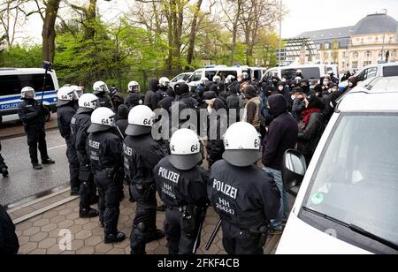 Hambourg, Allemagne. 1er mai 2021. Les policiers encerclent un groupe de manifestants. Credit: Daniel Reinhardt/dpa/Alay Live News Banque D'Images