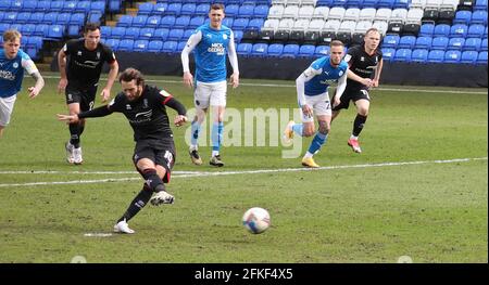 Peterborough, Royaume-Uni. 1er mai 2021. Jorge Grant (LC) marque le deuxième but de Lincoln à partir de la zone de pénalité, (0-2) lors du match de la Ligue EFL de Peterborough United contre Lincoln City au Weston Homes Stadium, Peterborough, Cambridgeshire. Crédit : Paul Marriott/Alay Live News Banque D'Images