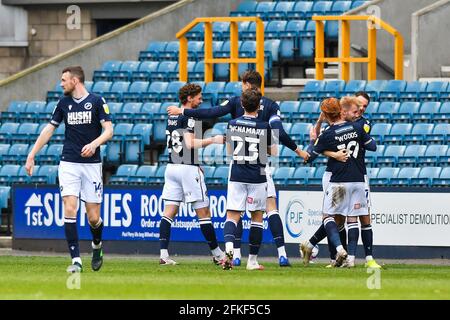 LONDRES, ROYAUME-UNI. 1ER MAI Billy Mitchell de Millwall fête après avoir marquant le troisième but de son équipe avec ses coéquipiers lors du match de championnat Sky Bet entre Millwall et Bristol City à la Den, Londres, le samedi 1er mai 2021. (Credit: Ivan Yordanov | MI News) Credit: MI News & Sport /Alay Live News Banque D'Images