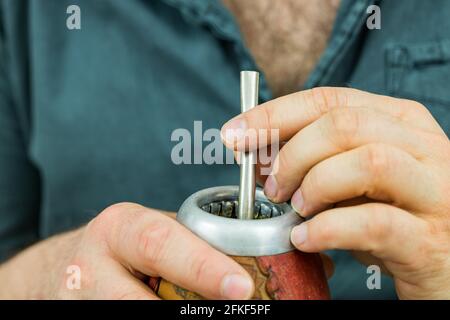 La manière traditionnelle de préparer et de boire Yerba Mate avec bombilla et matero, utilisé en Amérique du Sud Banque D'Images