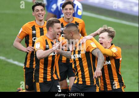 Josh Magennis (au centre), de Hull City, célèbre le troisième but de son équipe lors du match Sky Bet League One au KCOM Stadium, à Hull. Date de publication : samedi 1er mai 2021. Banque D'Images