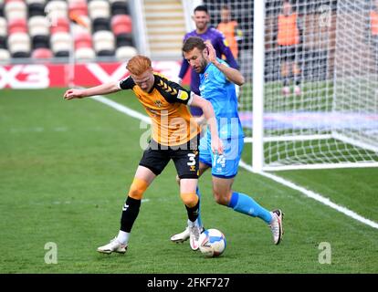 Ryan Haynes (à gauche) du comté de Newport et Andy Williams de Cheltenham Town se battent pour le ballon lors du match de la Sky Bet League Two à Rodney Parade, Newport. Date de publication : samedi 1er mai 2021. Banque D'Images