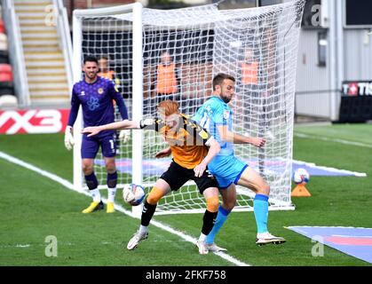 Ryan Haynes (à gauche) du comté de Newport et Andy Williams de Cheltenham Town se battent pour le ballon lors du match de la Sky Bet League Two à Rodney Parade, Newport. Date de publication : samedi 1er mai 2021. Banque D'Images