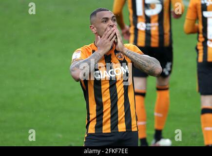 Josh Magennis, de Hull City, célèbre le troisième but du match de sa partie lors du match Sky Bet League One au KCOM Stadium, à Hull. Date de publication : samedi 1er mai 2021. Banque D'Images