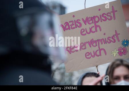 Greifswald, Allemagne. 1er mai 2021. Les participants à une manifestation de contre-événement à Greifswald avec des bannières contre une manifestation de NPD, qui a été approuvée sous certaines conditions. En outre, selon le district et la police, 14 vigils sont enregistrés. Credit: Stefan Sauer/dpa/Alay Live News Banque D'Images