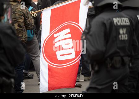 Greifswald, Allemagne. 1er mai 2021. Les partisans du NPD extrémiste de droite défilent dans le centre-ville de Greifswald avec des drapeaux ondulés. En outre, selon le district et la police, 14 vigils sont enregistrés. Credit: Stefan Sauer/dpa/Alay Live News Banque D'Images