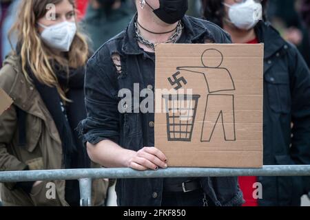 Greifswald, Allemagne. 1er mai 2021. Les participants à une manifestation de contre-événement à Greifswald avec des bannières contre une manifestation de NPD, qui a été approuvée sous certaines conditions. En outre, selon le district et la police, 14 vigils sont enregistrés. Credit: Stefan Sauer/dpa/Alay Live News Banque D'Images