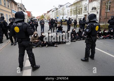 Greifswald, Allemagne. 1er mai 2021. Assis, les manifestants de Greifswald tentent d'arrêter une manifestation du NPD approuvée sous conditions. En outre, selon le district et la police, 14 vigils sont enregistrés. Credit: Stefan Sauer/dpa/Alay Live News Banque D'Images