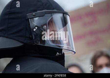 Greifswald, Allemagne. 1er mai 2021. Un policier observe une démonstration du DNP, qui a été approuvé sous certaines conditions. En outre, selon le district et la police, 14 vigils sont enregistrés. Credit: Stefan Sauer/dpa/Alay Live News Banque D'Images