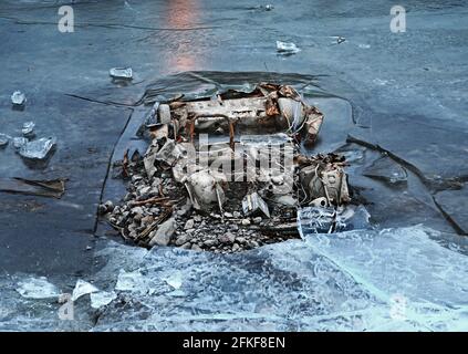 Une voiture brûlée à Göta cana, pendant une journée d'hiver, en Suède. Banque D'Images