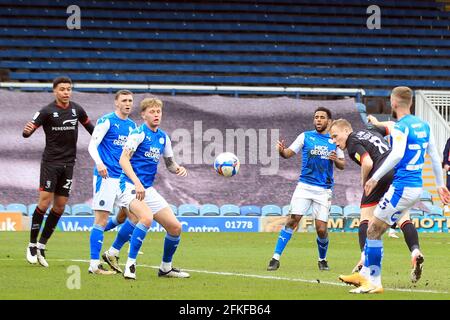 Peterborough, Cambridgeshire, Royaume-Uni. 1er mai 2021. Peterborough, Royaume-Uni. 1er mai 2021. Anthony Scully, de Lincoln City (2R), marque le premier but de ses équipes. EFL Skybet football League One Match, Peterborough Utd v Lincoln City au Weston Homes Stadium de Peterborough, Cambridgeshire, le samedi 1er mai 2021. Cette image ne peut être utilisée qu'à des fins éditoriales. Utilisation éditoriale uniquement, licence requise pour une utilisation commerciale. Aucune utilisation dans les Paris, les jeux ou les publications d'un seul club/ligue/joueur. Crédit: Andrew Orchard photographie sportive/Alamy Live News Banque D'Images