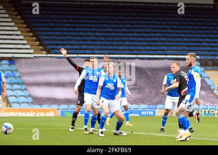 Peterborough, Cambridgeshire, Royaume-Uni. 1er mai 2021. Peterborough, Royaume-Uni. 1er mai 2021. Anthony Scully, de Lincoln City (2R), marque le premier but de ses équipes. EFL Skybet football League One Match, Peterborough Utd v Lincoln City au Weston Homes Stadium de Peterborough, Cambridgeshire, le samedi 1er mai 2021. Cette image ne peut être utilisée qu'à des fins éditoriales. Utilisation éditoriale uniquement, licence requise pour une utilisation commerciale. Aucune utilisation dans les Paris, les jeux ou les publications d'un seul club/ligue/joueur. Crédit: Andrew Orchard photographie sportive/Alamy Live News Banque D'Images