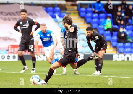 Peterborough, Cambridgeshire, Royaume-Uni. 1er mai 2021. Peterborough, Royaume-Uni. 1er mai 2021. Jorge Grant, de Lincoln City, marque le deuxième but de ses équipes à partir d'une pénalité. EFL Skybet football League One Match, Peterborough Utd v Lincoln City au Weston Homes Stadium de Peterborough, Cambridgeshire, le samedi 1er mai 2021. Cette image ne peut être utilisée qu'à des fins éditoriales. Utilisation éditoriale uniquement, licence requise pour une utilisation commerciale. Aucune utilisation dans les Paris, les jeux ou les publications d'un seul club/ligue/joueur. Crédit: Andrew Orchard photographie sportive/Alamy Live News Banque D'Images