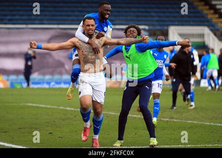 Peterborough, Cambridgeshire, Royaume-Uni. 1er mai 2021. Jonson Clarke-Harris, de Peterborough United, célèbre après avoir obtenu le troisième but de son équipe pour sceller la promotion de son équipe.EFL Skybet football League One Match, Peterborough Utd / Lincoln City au Weston Homes Stadium de Peterborough, Cambridgeshire le samedi 1er mai 2021. Cette image ne peut être utilisée qu'à des fins éditoriales. Utilisation éditoriale uniquement, licence requise pour une utilisation commerciale. Aucune utilisation dans les Paris, les jeux ou les publications d'un seul club/ligue/joueur. Crédit: Andrew Orchard photographie sportive/Alamy Live News Banque D'Images