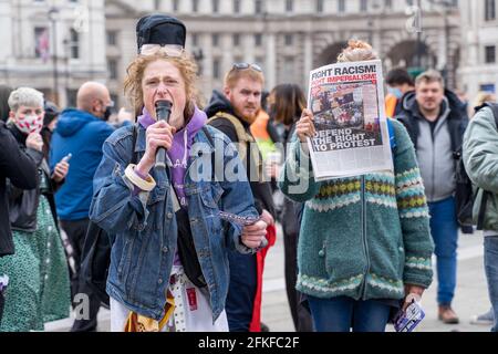 Un homme criant dans le micro lors d'une manifestation de tuer le projet de loi à Trafalgar Square à Londres, protestant contre les pouvoirs de la police et mettant fin au racisme. Banque D'Images