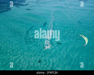 Kite surfeur sur l'eau turquoise tropicale claire Banque D'Images