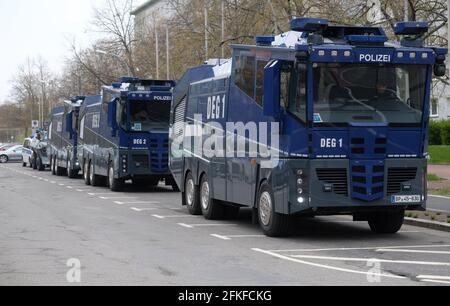 Chemnitz, Allemagne. 1er mai 2021. Les canons à eau de la police se tiennent au bord d'un rassemblement du parti "Saxons libres". Credit: Sebastian Willnow/dpa-Zentralbild/dpa/Alay Live News Banque D'Images