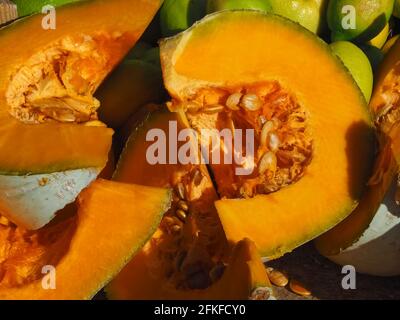 Macro d'un melon de miel en tranches au soleil Banque D'Images