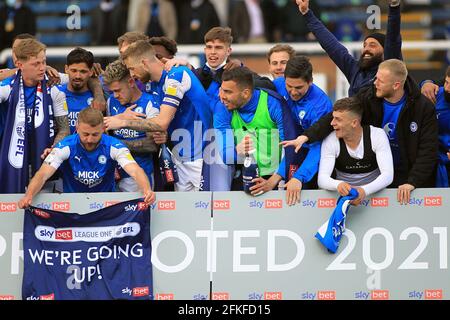 Peterborough, Cambridgeshire, Royaume-Uni. 1er mai 2021. Peterborough, Royaume-Uni. 1er mai 2021. Les joueurs de Peterborough United célèbrent leur promotion au championnat. EFL Skybet football League One Match, Peterborough Utd v Lincoln City au Weston Homes Stadium de Peterborough, Cambridgeshire, le samedi 1er mai 2021. Cette image ne peut être utilisée qu'à des fins éditoriales. Utilisation éditoriale uniquement, licence requise pour une utilisation commerciale. Aucune utilisation dans les Paris, les jeux ou les publications d'un seul club/ligue/joueur. Crédit: Andrew Orchard photographie sportive/Alamy Live News Banque D'Images