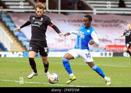 Peterborough, Cambridgeshire, Royaume-Uni. 1er mai 2021. Peterborough, Royaume-Uni. 1er mai 2021. Siriki Dembele, de Peterborough United (R), marque le deuxième but de ses équipes. EFL Skybet football League One Match, Peterborough Utd v Lincoln City au Weston Homes Stadium de Peterborough, Cambridgeshire, le samedi 1er mai 2021. Cette image ne peut être utilisée qu'à des fins éditoriales. Utilisation éditoriale uniquement, licence requise pour une utilisation commerciale. Aucune utilisation dans les Paris, les jeux ou les publications d'un seul club/ligue/joueur. Crédit: Andrew Orchard photographie sportive/Alamy Live News Banque D'Images