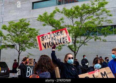 Montréal Québec Canada le 31 2020 mai : la vie noire fait une protestation à Montréal par le quartier général de la police pendant la pandémie COVID-19 Banque D'Images