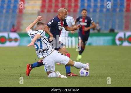 Crotone, Italie. 1er mai 2021. Milan Skriniar (FC Inter) et Adam Ounas (Crotone FC) pendant FC Crotone vs Inter - FC Internazionale, football italien série A match in Crotone, Italie, mai 01 2021 crédit: Independent photo Agency/Alay Live News Banque D'Images