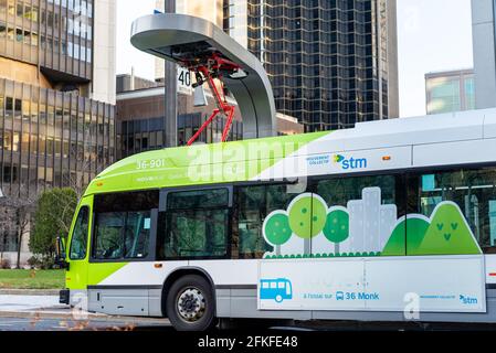 Montréal Québec Canada avril 17 2020 : chargement d'autobus électrique du métro STM sur le côté de la rue Banque D'Images