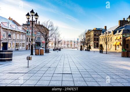 Montréal Québec Canada avril 17 2020 : place Jacques Cartier vide de personnes en raison de la pandémie COVID-19, ciel bleu tôt le matin Banque D'Images